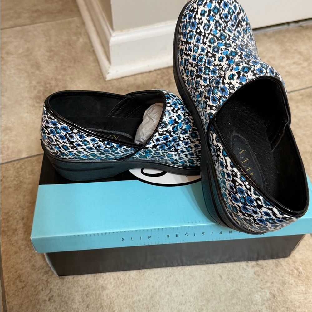 Savvy Blue Black White Patterned Clogs